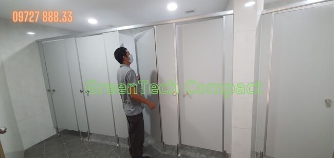 Thi công vách ngăn vệ sinh Compact